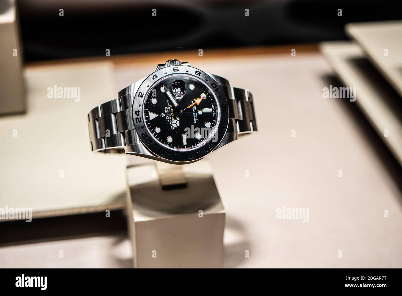 Genf, Schweiz, März 2020: Rolex Schaufenstergeschäft mit modischen mechanischen Uhren zum Verkauf, Rolex ist ein Schweizer Luxusuhren-Hersteller Stockfoto