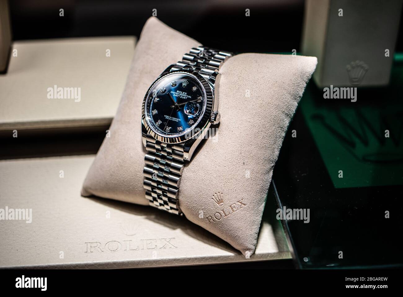 Genf, Schweiz, März 2020: Rolex Schaufenstergeschäft mit modischen mechanischen Uhren zum Verkauf, Rolex ist ein Schweizer Luxusuhren-Hersteller Stockfoto