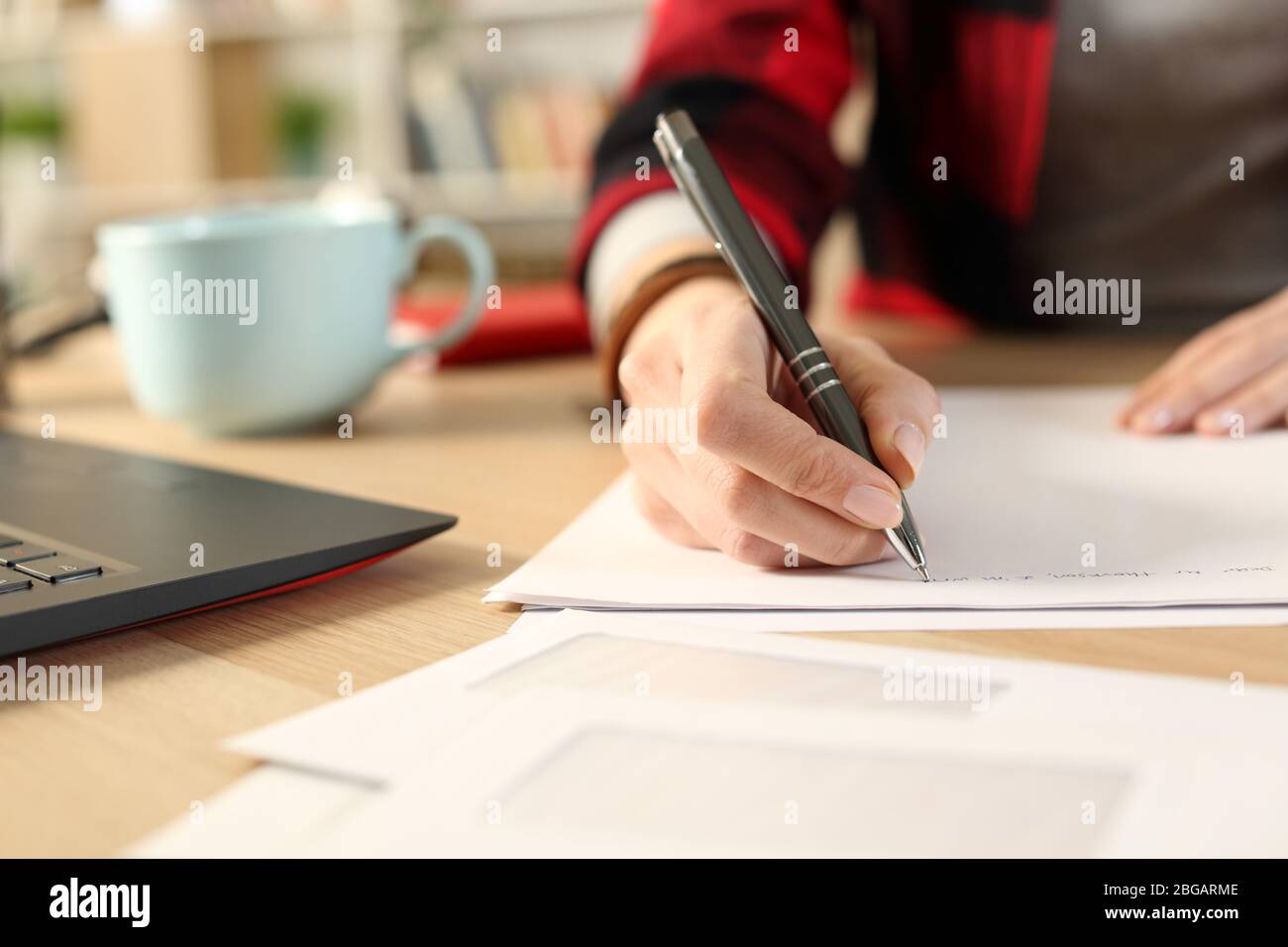 Nahaufnahme von Student Mädchen Hände Schreiben Brief auf einem Schreibtisch zu Hause Stockfoto