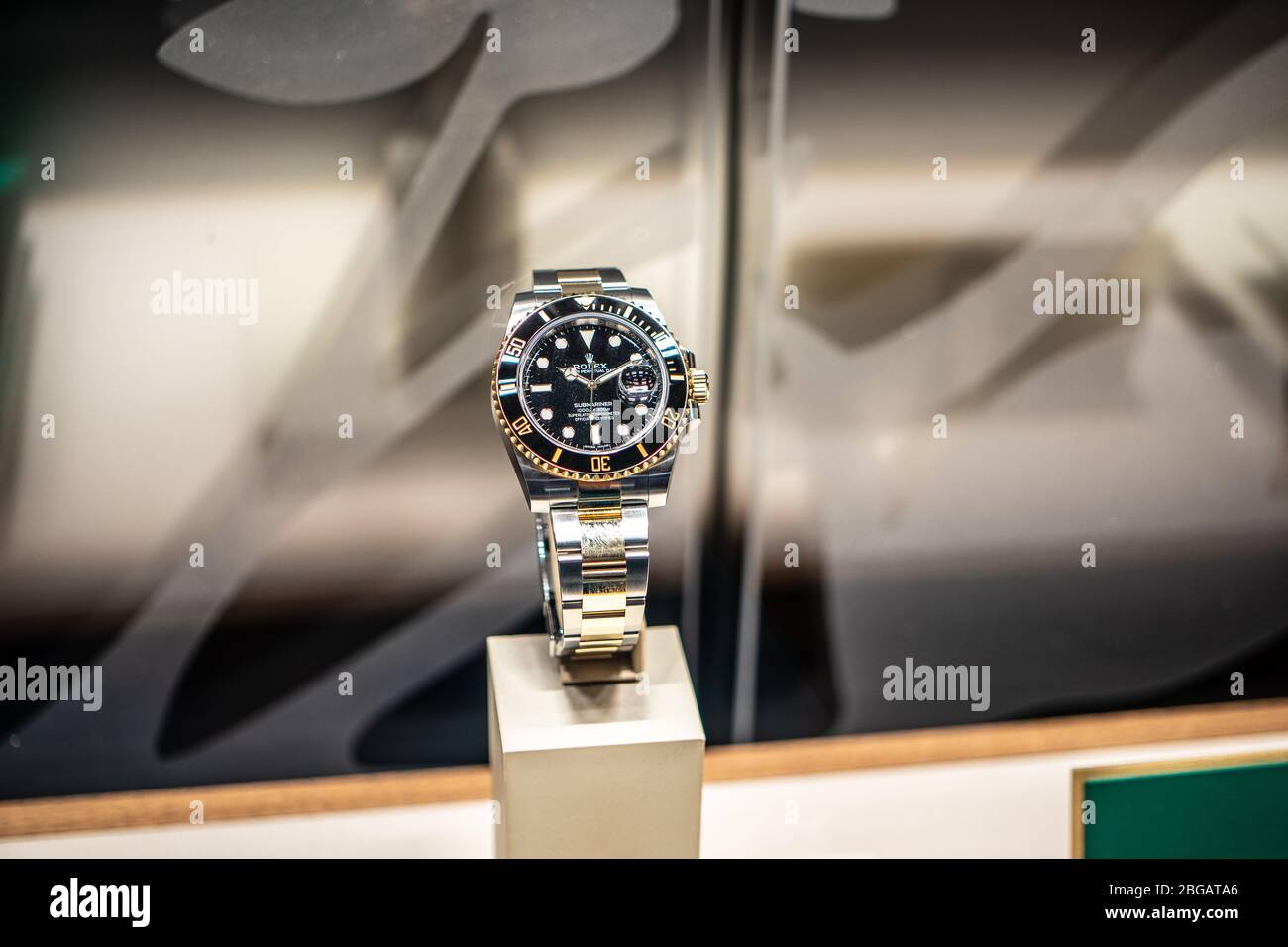 Genf, Schweiz, März 2020: Rolex Schaufenstergeschäft mit modischen mechanischen Uhren zum Verkauf, Rolex ist ein Schweizer Luxusuhren-Hersteller Stockfoto