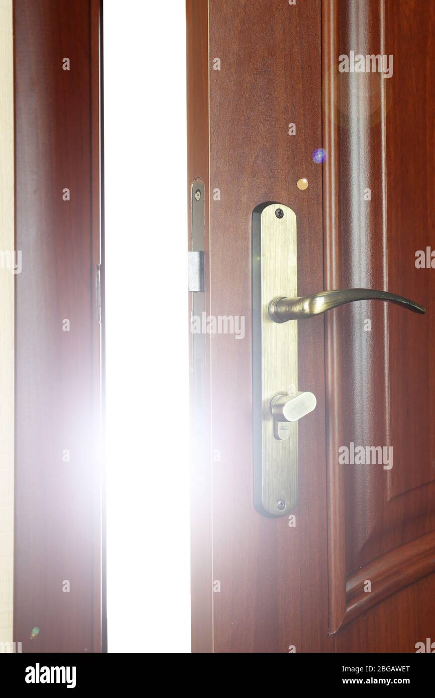 Offene Tür mit hellem Licht außen Stockfoto