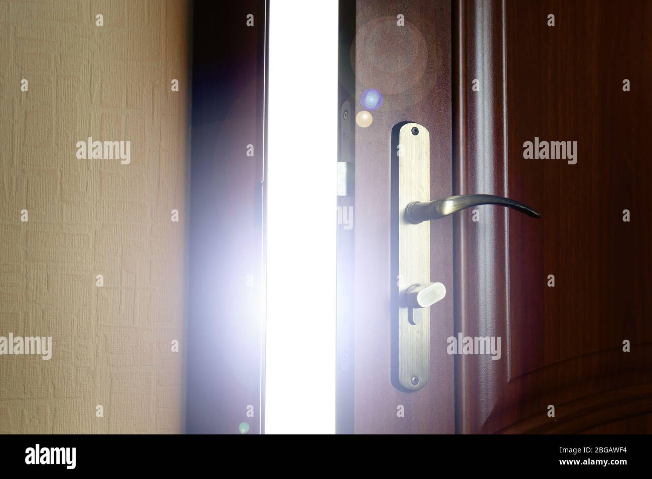 Tür mit Außenlicht öffnen Stockfoto