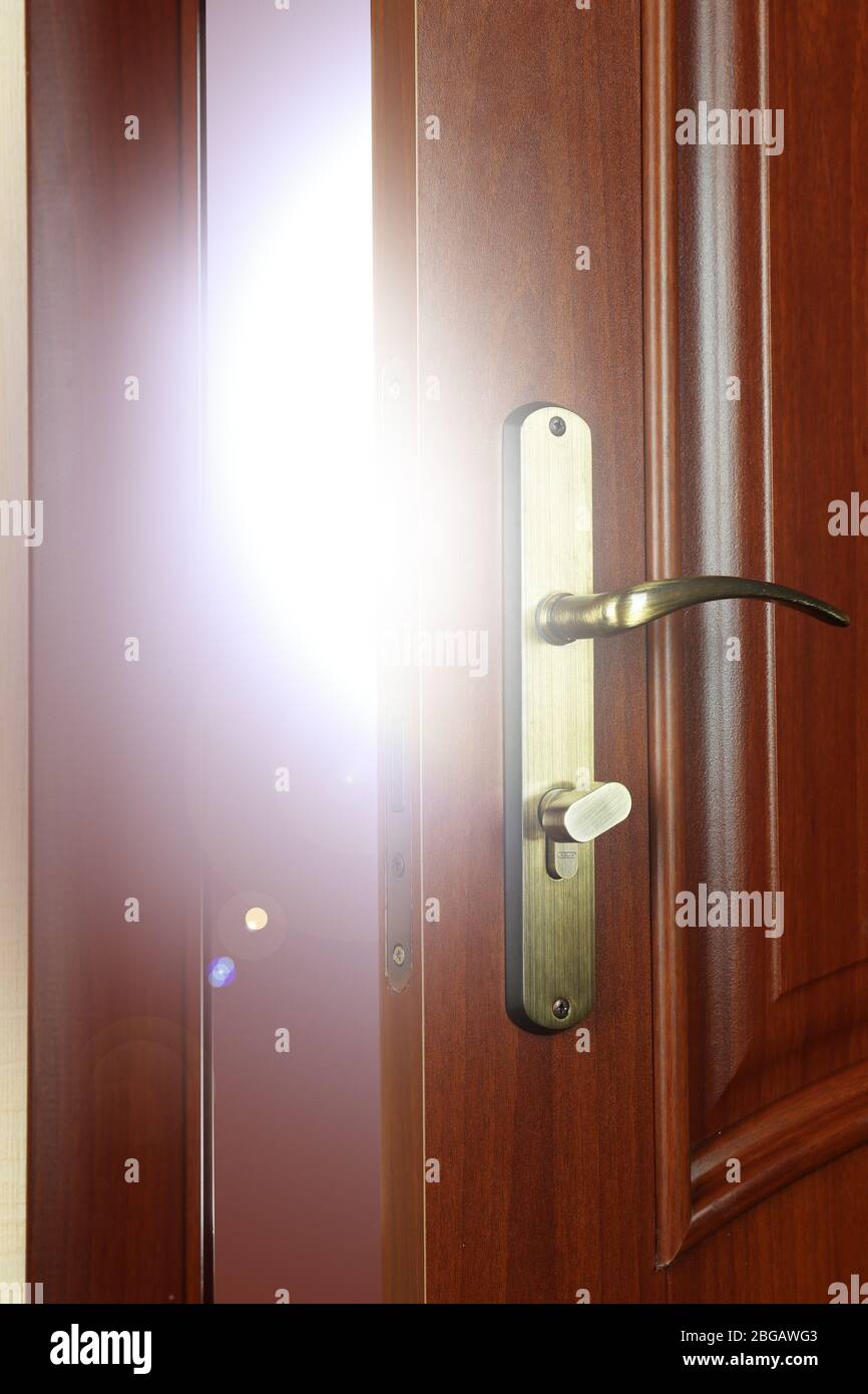 Offene Tür mit hellem Licht außen Stockfoto