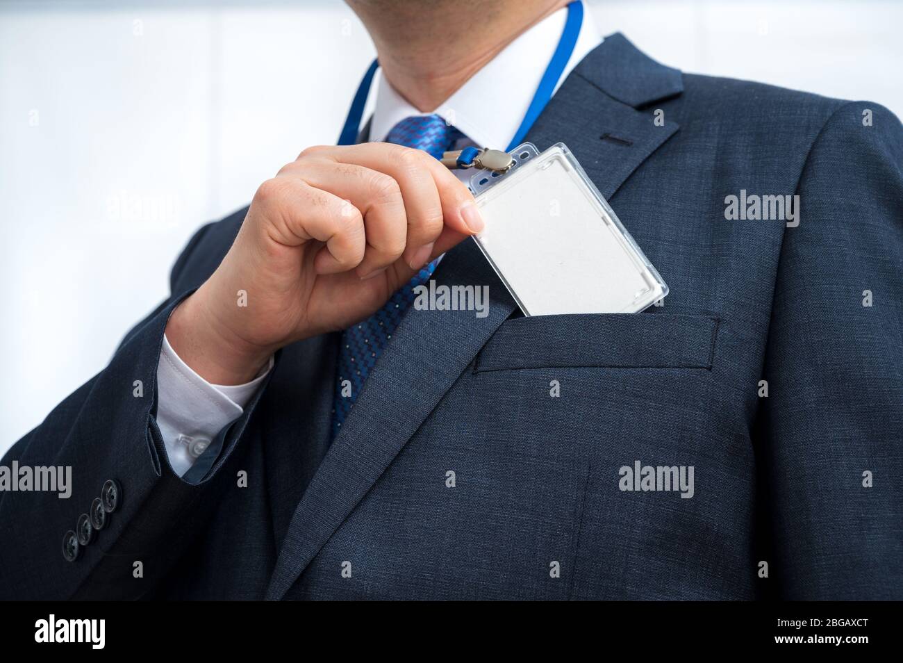 Geschäftsmann im Anzug tragen eine leere ID Tags oder Name-Karte auf ein Schlüsselband auf einer Messe oder Konferenz Stockfoto
