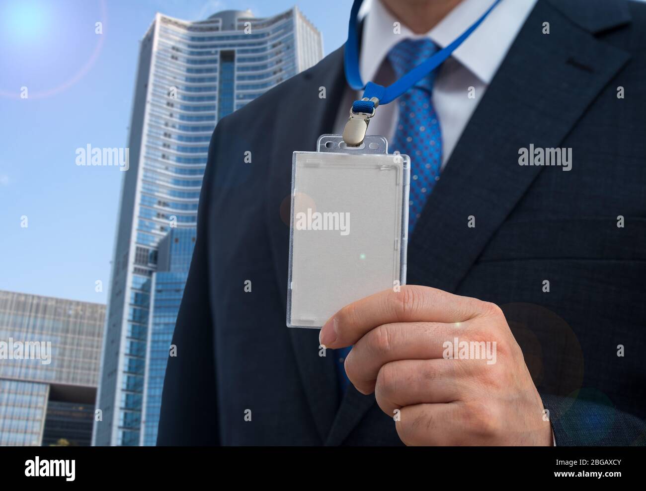 Geschäftsmann im Anzug tragen eine leere ID Tags oder Name-Karte auf ein Schlüsselband auf einer Messe oder Konferenz Stockfoto