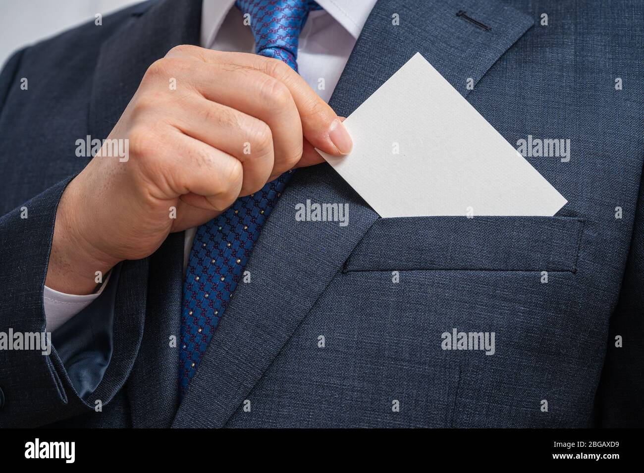 Geschäftsmann zeigt leere Visitenkarte isoliert auf weißem Hintergrund. Geschäftskonzepte. Stockfoto