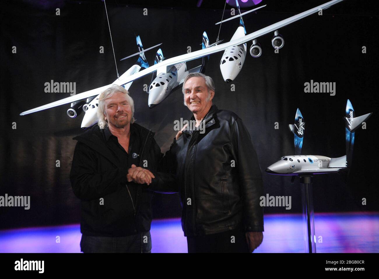 NEW YORK , NY - JANUAR 23 ,2008: Rutan, der Schöpfer von SpaceShipOne, dem ersten privat finanzierten Schiff, das einen Menschen in den Weltraum befördert, reiste nach New York, um detaillierte Modelle des größeren SpaceShipTwo und seines Trägerflugzeugs, WhiteKnightTwo, zu zeigen. "2008 wird wirklich das Jahr des Raumschiffs sein", sagte Sir Richard Branson, der britische Serienunternehmer, auf der stark besuchten Pressekonferenz im American Museum of Natural History in New York. Sir Richard, der eine Firma gründete, Virgin Galactic, die verspricht, Touristen auf kurze Reisen an den Rand des Weltraums zu nehmen, war dort, um die zu zeigen Stockfoto