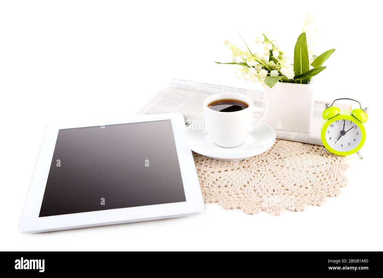 Tablet, Zeitung, Tasse Kaffee und Wecker, isoliert auf weiß Stockfoto