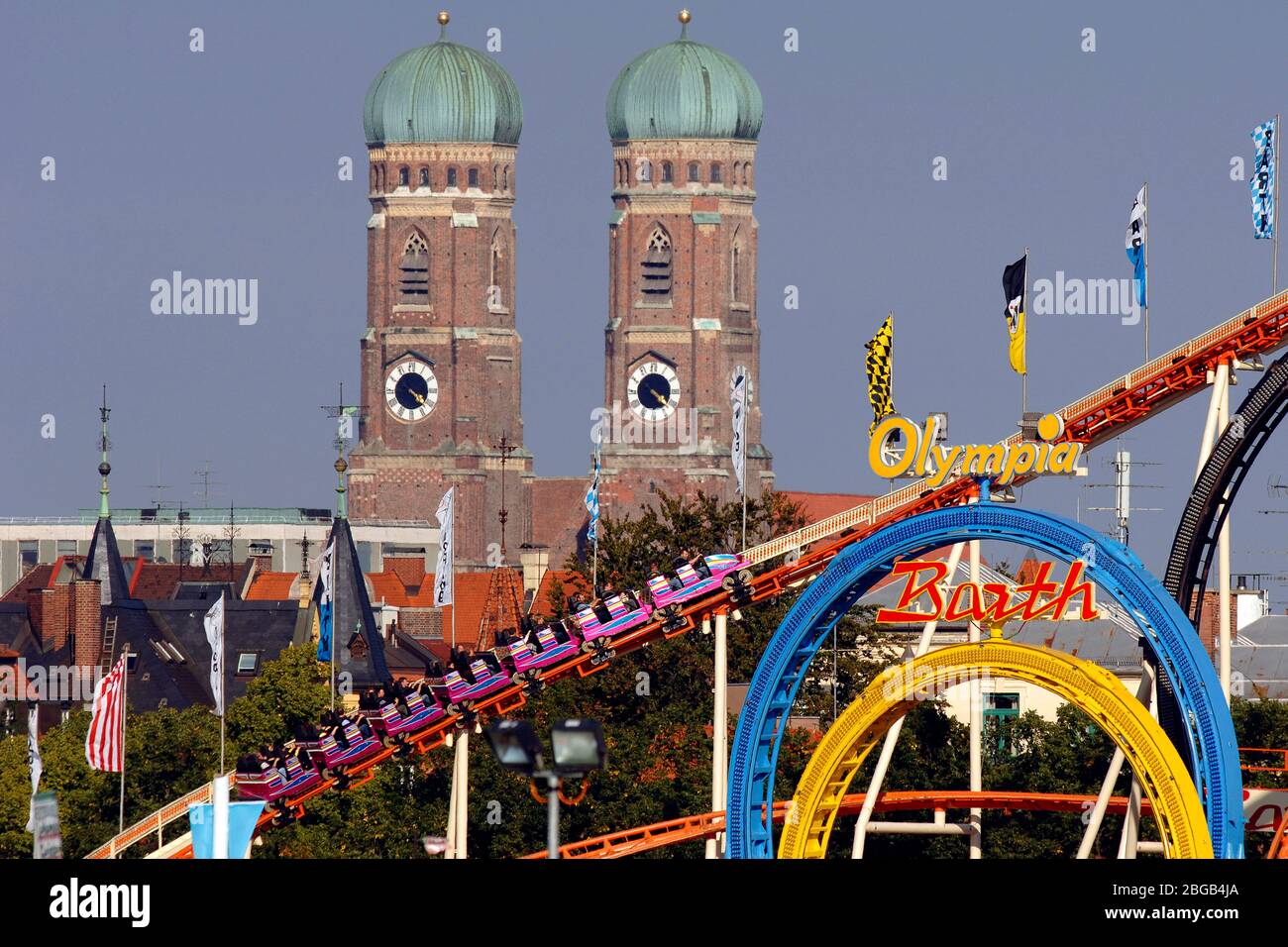 München, Deutschland. April 2020. Wegen der Corona-Virus-Pandemie: Oktoberfest 2020 wird abgesagt. Archivfoto; Feature, Türme der Frauenkirche - eine Fahrt im Vordergrund, Oktoberfest München, Wiesn, Wiesen, Theresienwiese, 09/21/2006. Kredit: dpa/Alamy Live News Stockfoto