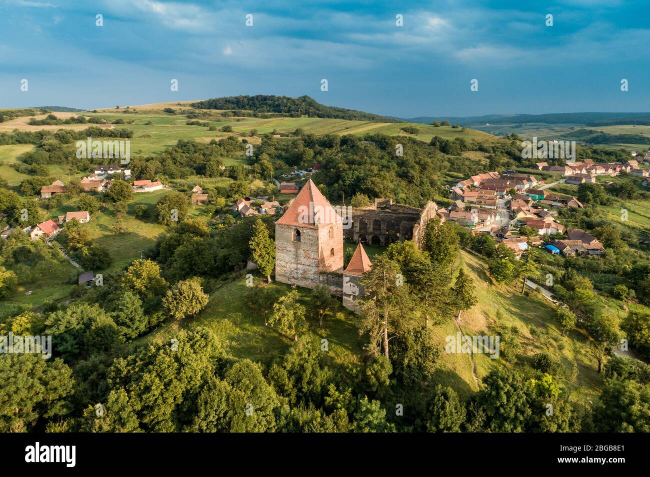 Luftaufnahme der Slimnischen Festung (Stolzenburg), auf einem Burgbasch Hügel auf einer Sibiu-Mediaș Straße in Transilvania, Rumänien. Reisespots in Roma Stockfoto