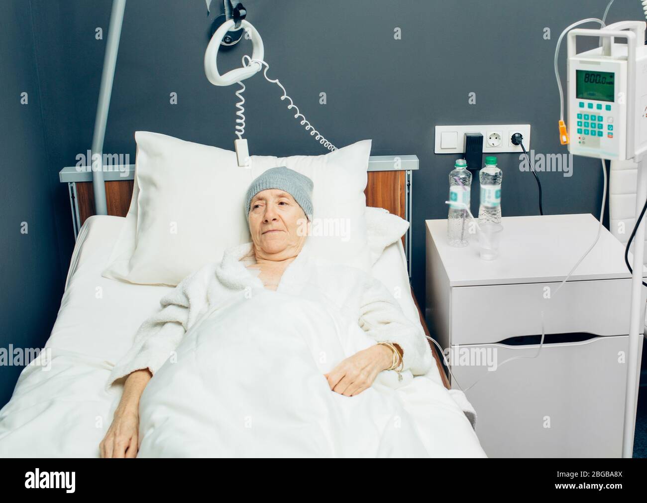 Krebs Ältere Patienten mit Chemotherapie Behandlung. Moderne Onkologie-Klinik. Infusionsanschluss für die Chemotherapie bei Krebs Stockfoto