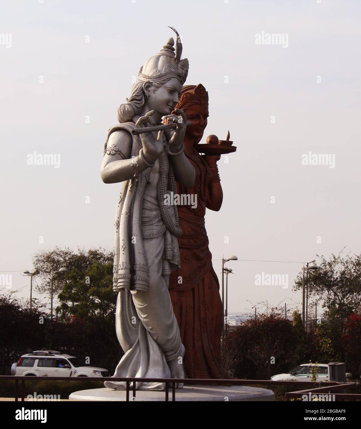 Seitenansicht von Lord Krishna und Radha am Mangal Mahadev Shiva Tempel in Indien Stockfoto
