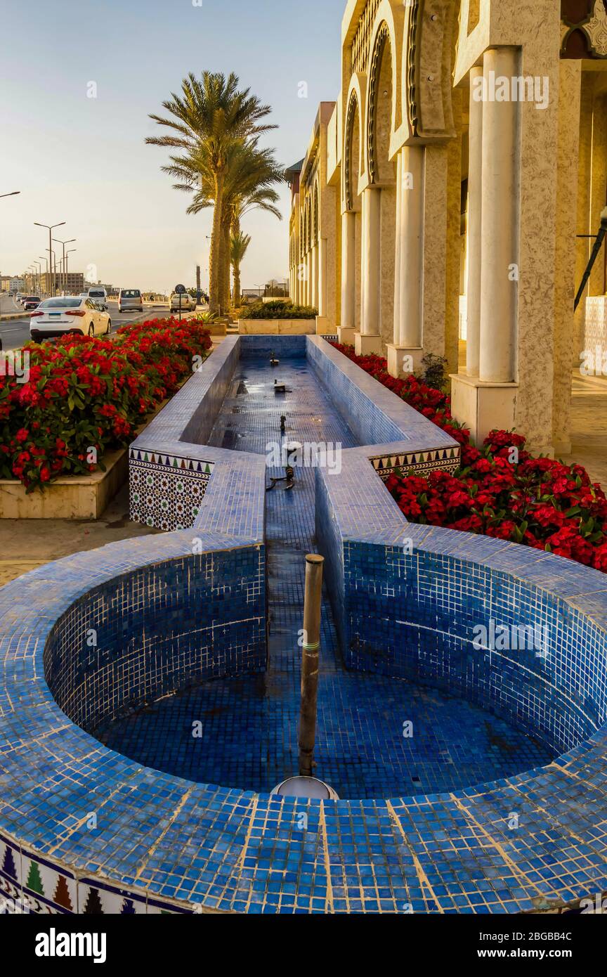 Leerer blauer Brunnen vor einem Hotel in Hurghada, Ägypten Stockfoto