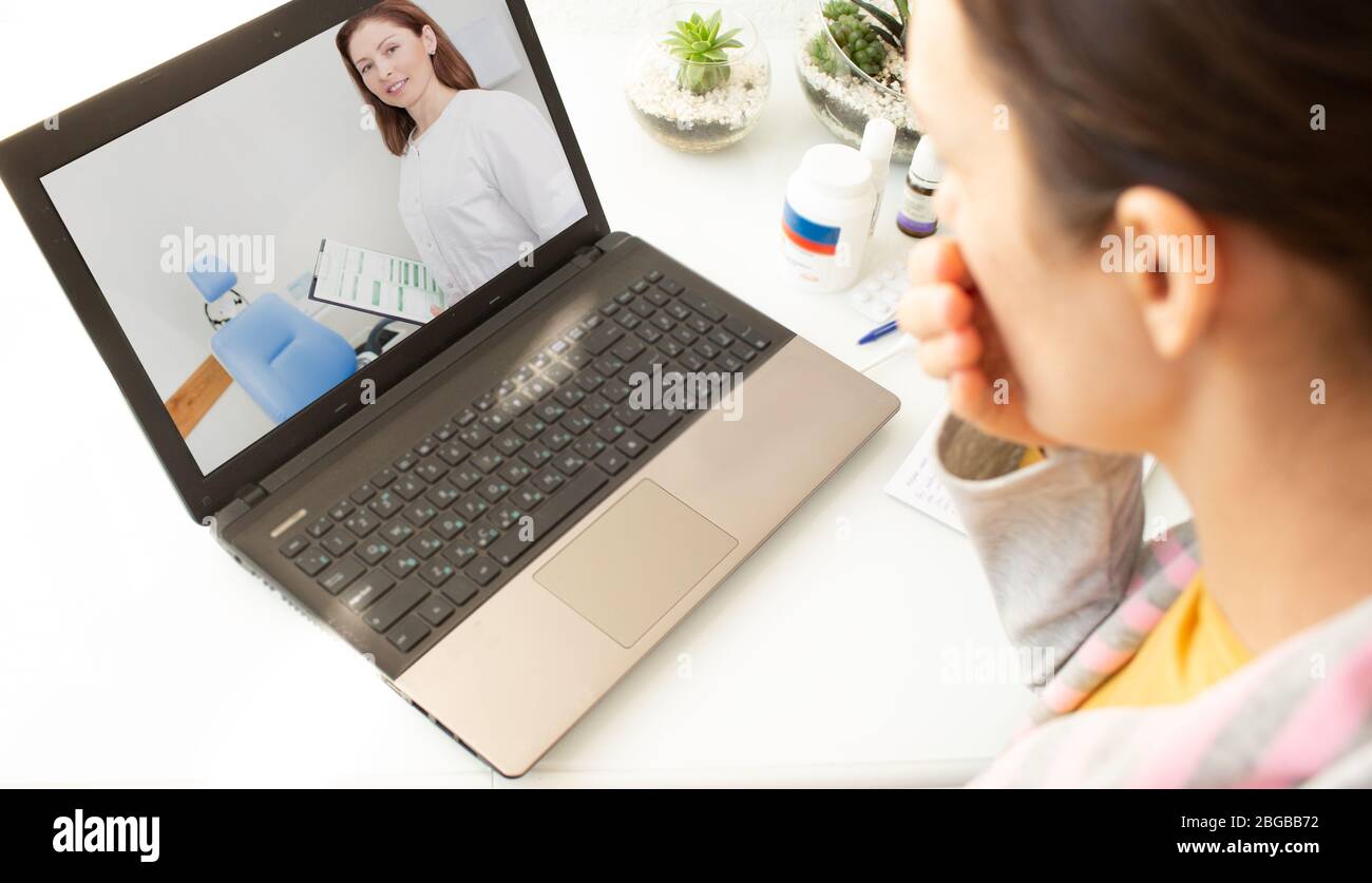 Frau mit Husten und Fieber bleibt zu Hause und bekommt eine Online-Konsultation mit ihrem Arzt. Video-Chat mit einem Arzt Stockfoto
