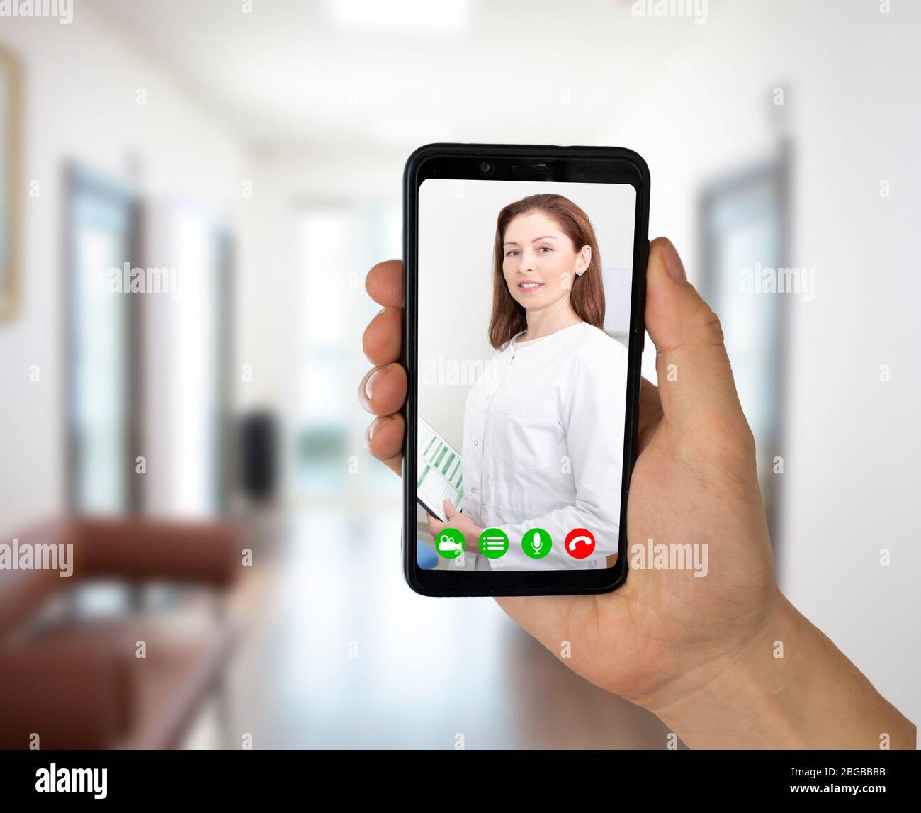 Videokonferenz und Online-Beratung mit einem Arzt. Online-Chat mit einem Arzt per Telefon Stockfoto