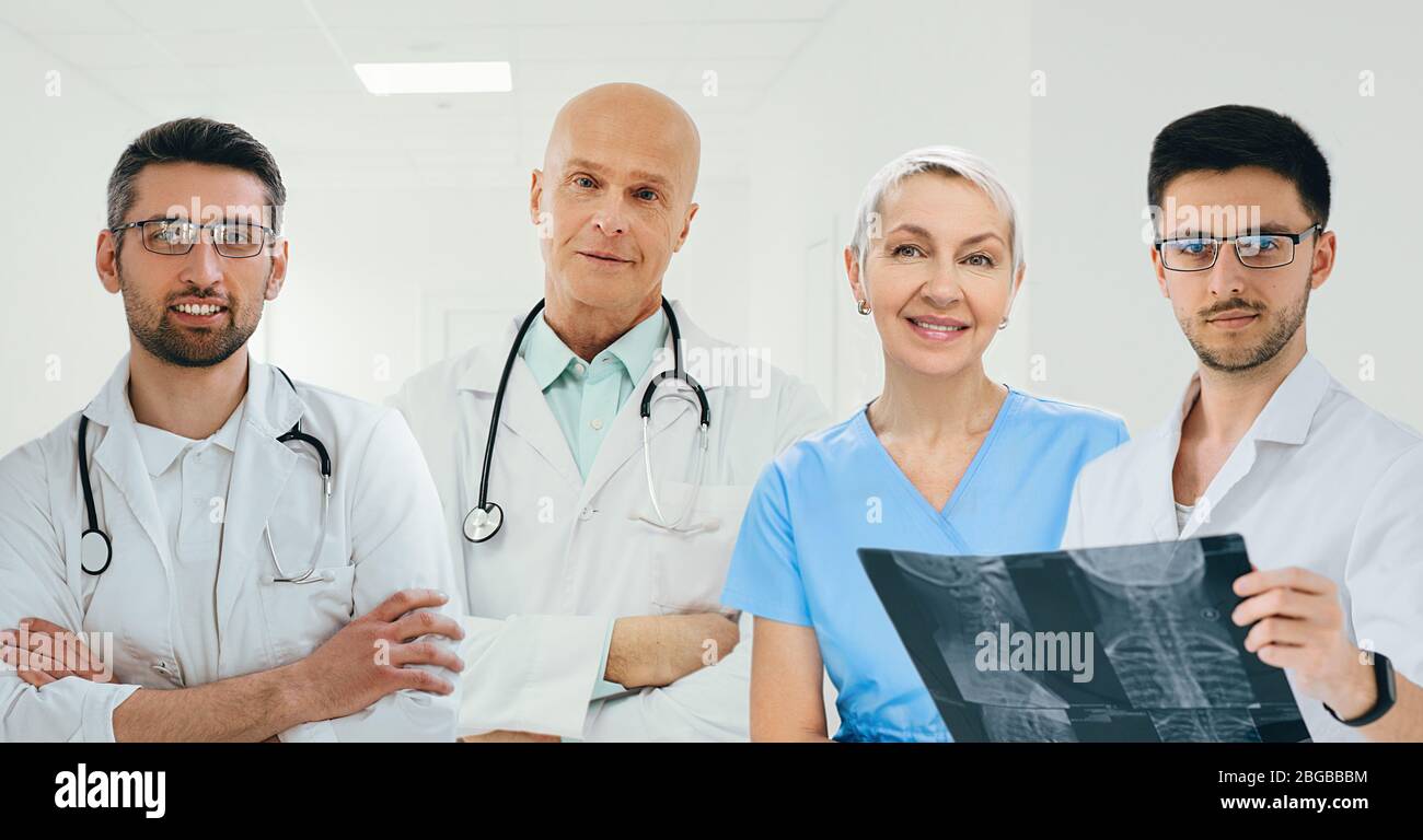 Team von Ärzten und Krankenschwestern stehen in der Klinik. Gruppe von medizinischem Personal Blick auf Kamera Stockfoto