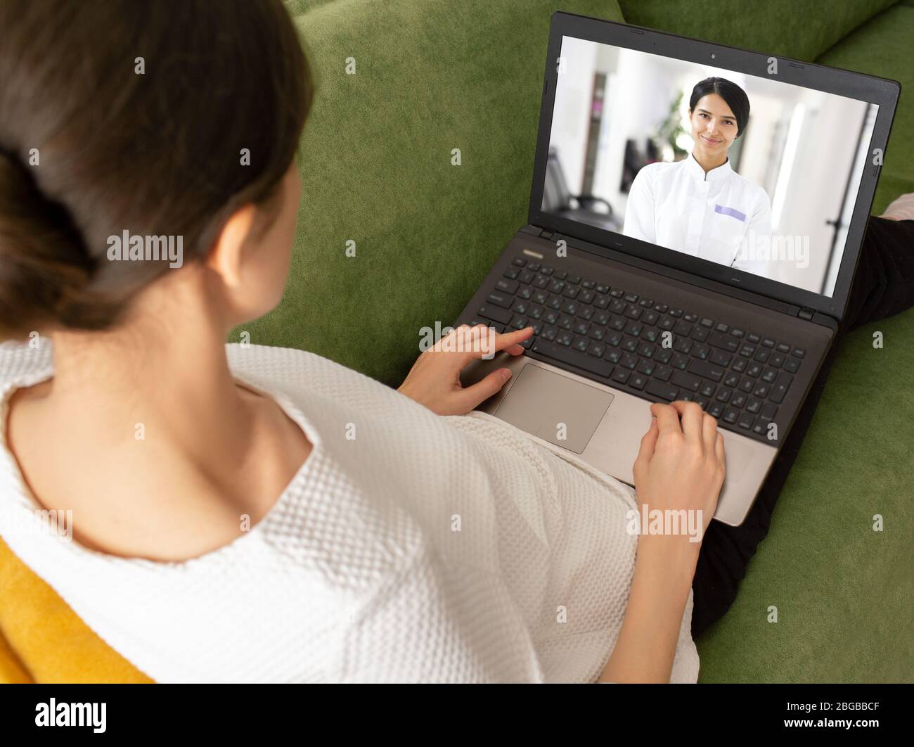 Frau hat Online-Beratung mit ihrem Arzt. Der Arzt erklärt dem Patienten das Ergebnis der Analyse im Videochat. Bleiben Sie zu Hause Stockfoto