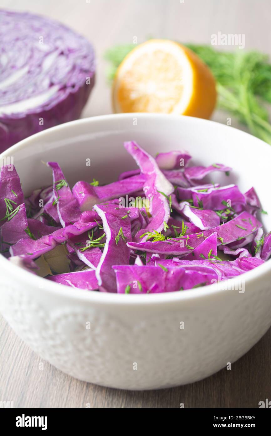 Ein frischer Salat von Rotkohl mit Dill und Zitronensaft Stockfoto