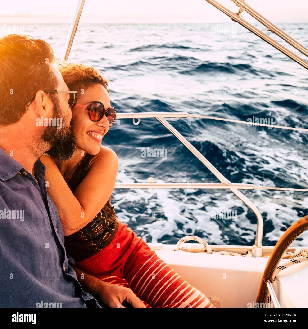 Paare in Glück genießen eine Segeltour in Yacht - Liebe und romantische Lifestyle-Beziehung mit erwachsenen Menschen im Sommerurlaub Urlaub - Meer Stockfoto Paare in Glück genießen eine Segeltour in Yacht - Liebe und romantische Lifestyle-Beziehung mit erwachsenen Menschen im Sommerurlaub Urlaub - Meer Stockfoto