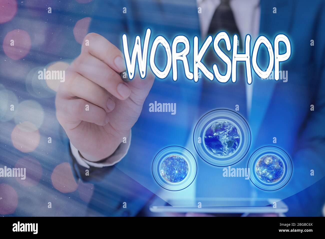 Workshop zum Schreiben von Text in Word. Geschäftsfoto zeigt Zimmer ...
