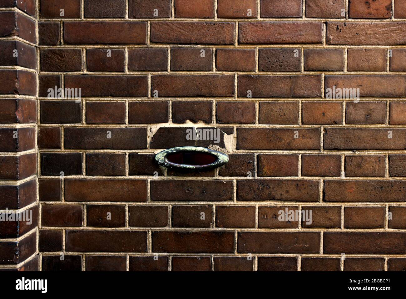 Ein antikes Design Mailbox Eingang Port auf einer alten Backsteinwand Stockfoto