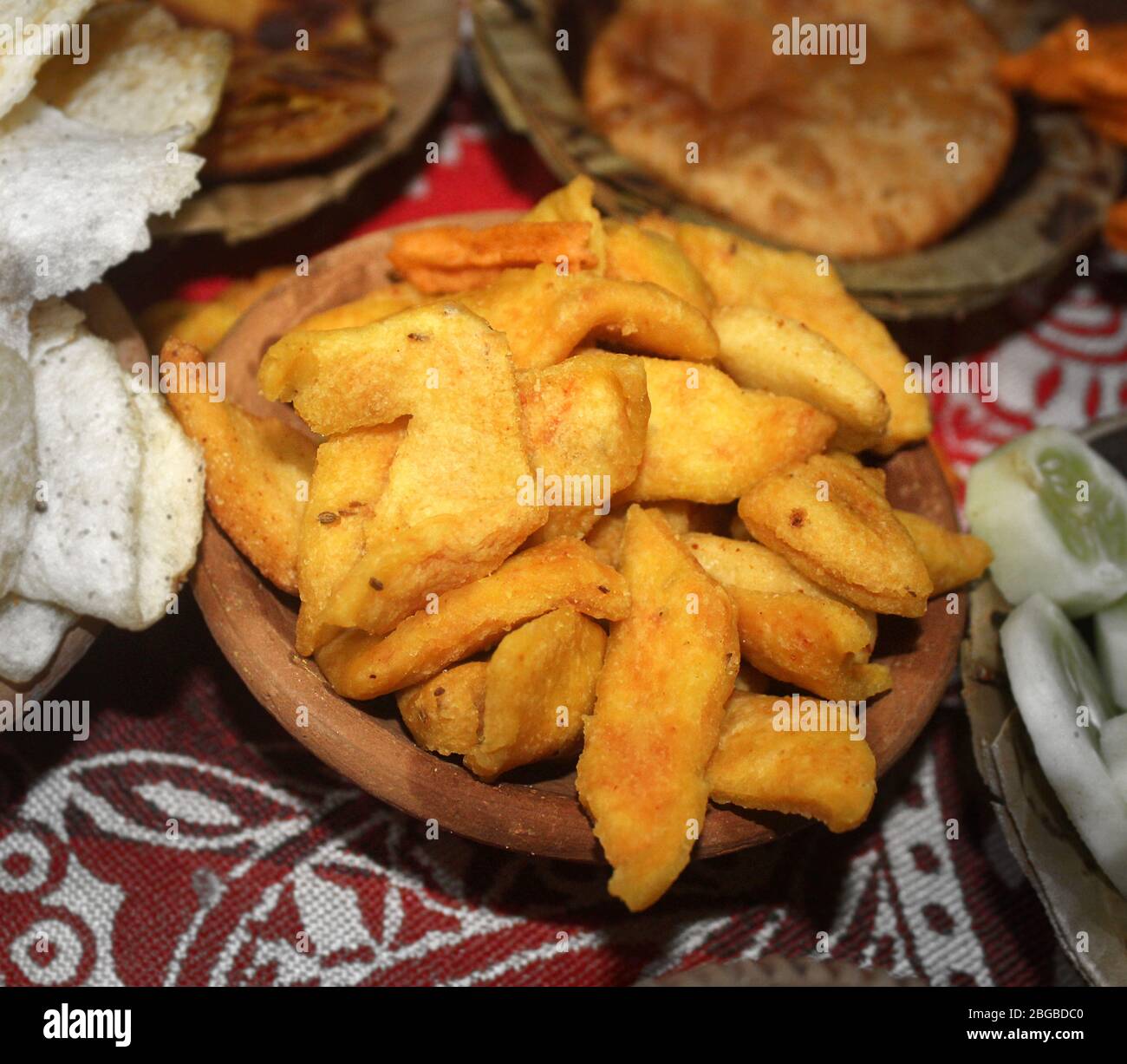 Pakoda, knusprige Zwiebel bhajis oder kanda oder pyaj ke pakore, indischer Snack in Mud Bowl, mit einem typischen indischen Snack, pure Dorfbewohner Stil köstlichen stre serviert Stockfoto