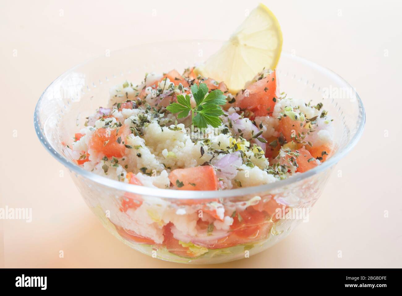 Traditionelle orientalische Salat Tabbouleh in Schüssel Stockfoto