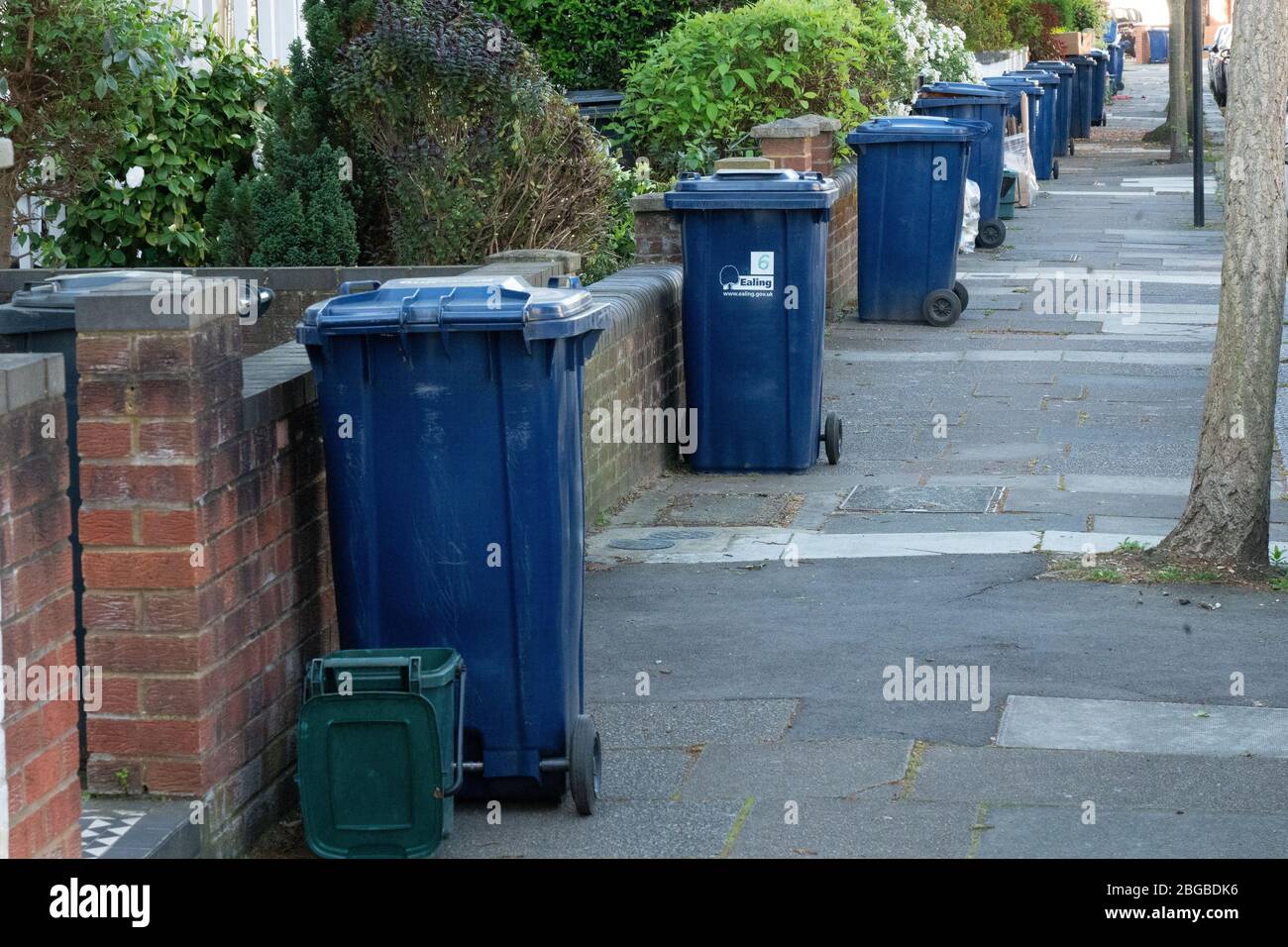 London, Großbritannien. Dienstag, 21. April 2020. Müllcontainer in einer Straße in Ealing. Wichtige Arbeitnehmer wurden dafür gelobt, dass sie während der Pandemiekrise des Coronavirus ihre Dienstleistungen am laufen lassen. Fototermin: Dienstag, 21. April 2020. Foto: Richard Gray/Alamy Stockfoto