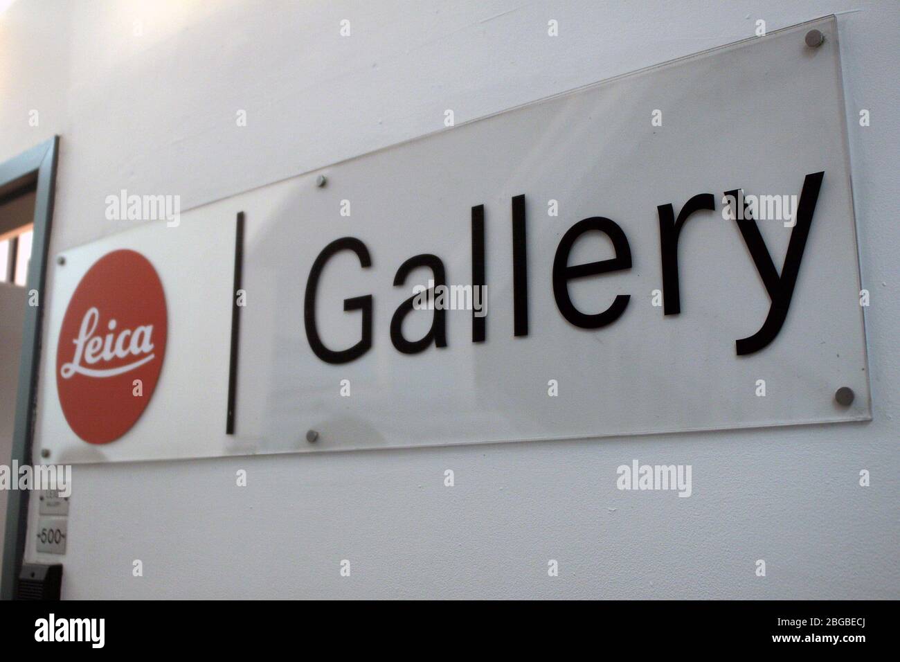 New York, NY, USA. November 2010. Atmosphäre beim Eröffnungsempfang "Leica konzentriert sich auf DAS LEBEN" in der Leica Gallery. Kredit: Steve Mack/Alamy Stockfoto