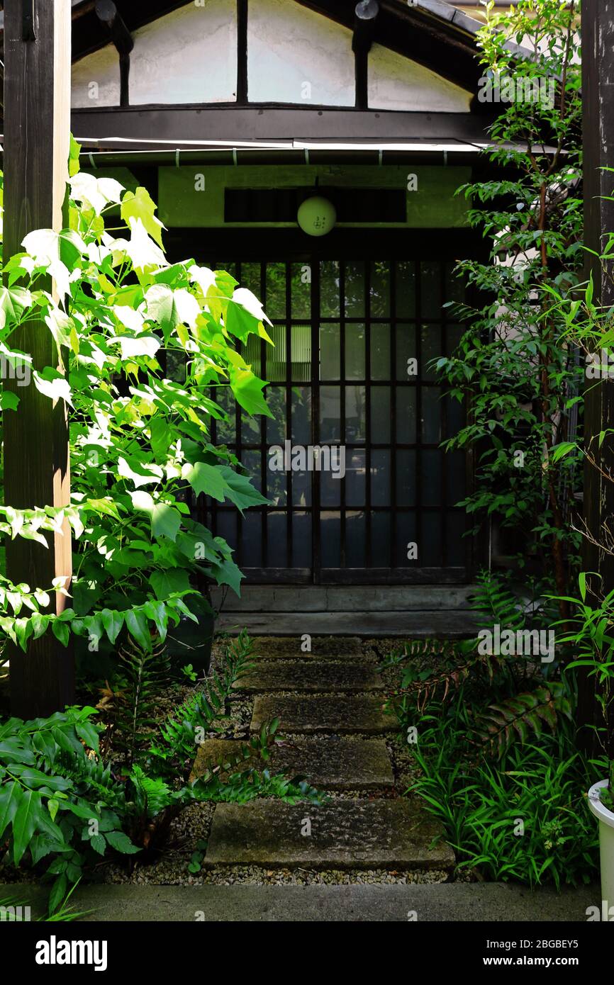 Landschaft des Eingangs zu einem japanischen Haus, das in der frühen Showa-Periode gebaut wurde Stockfoto