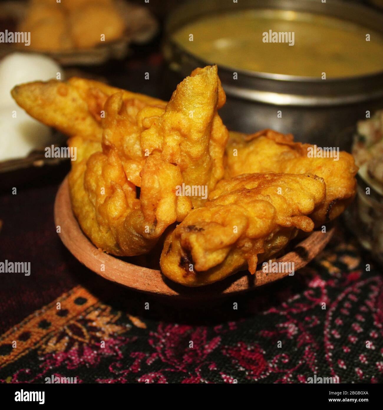 Pakoda, knusprige Zwiebel bhajis oder kanda oder pyaj ke pakore, indischer Snack in Mud Bowl, mit einem typischen indischen Snack, pure Dorfbewohner Stil köstlichen stre serviert Stockfoto