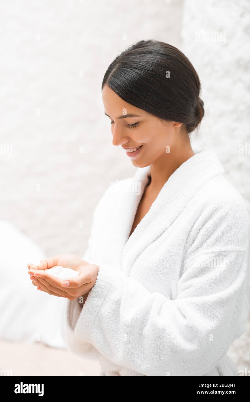 Portrait Mulatto Frau genießen während der Behandlung in einem Salzraum in einem Spa. Halotherapie Stockfoto