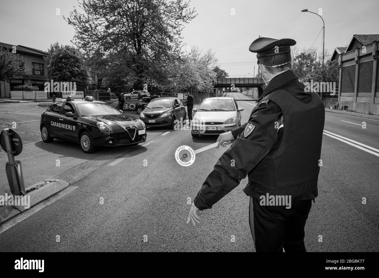 Italien, Legnano, Carabinieri Kontrollen während der Sperrung für Covid 19 Stockfoto