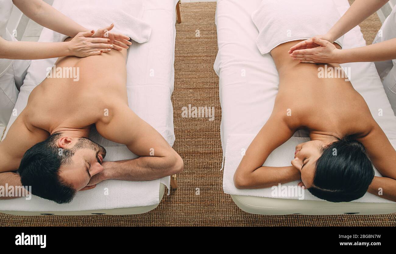Wunderschöne gemischte Rasse Paar bekommen Massage im Beauty Spa. Stockfoto
