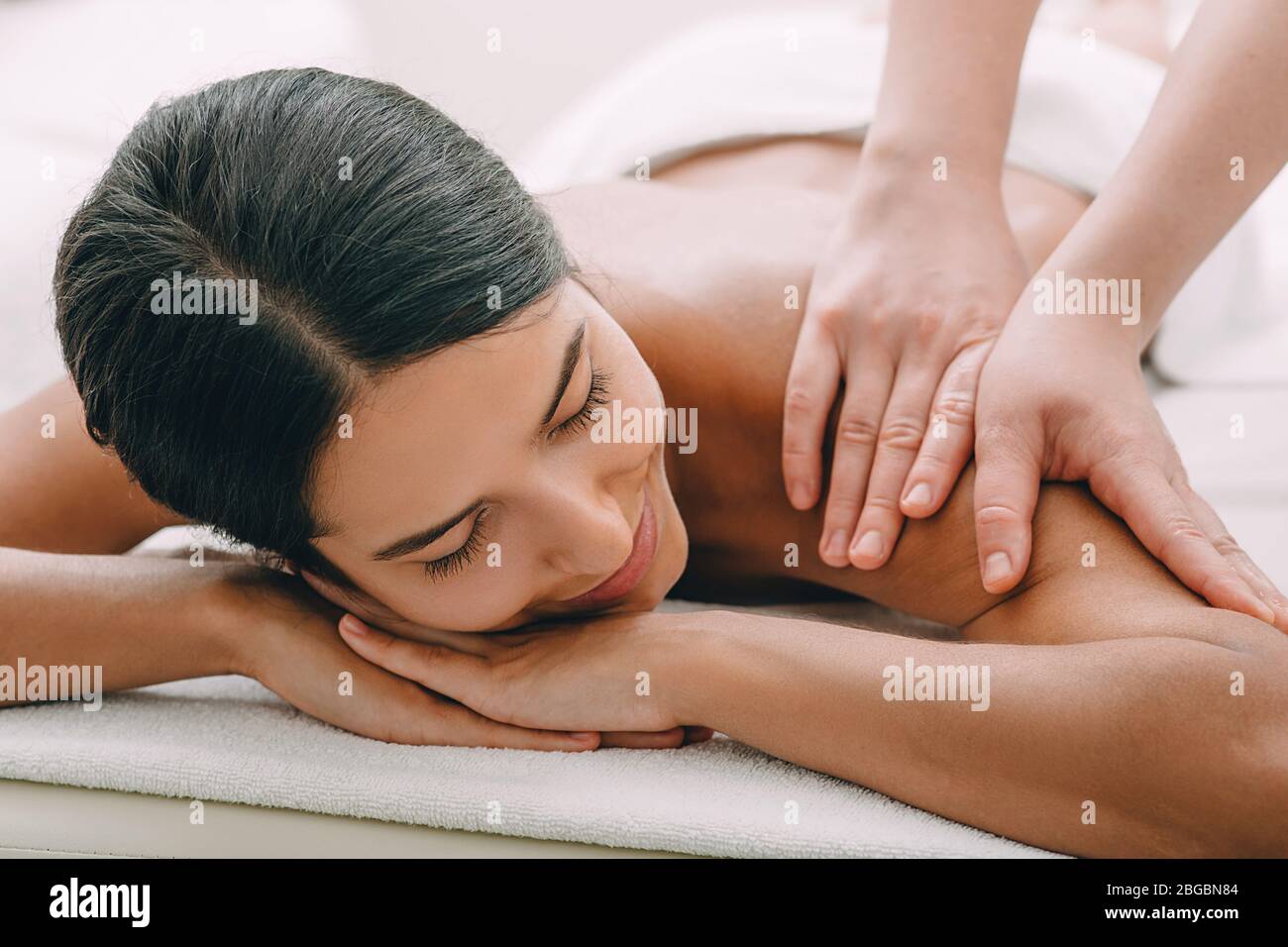 Schöne Frau genießt Massage im Spa. Stockfoto