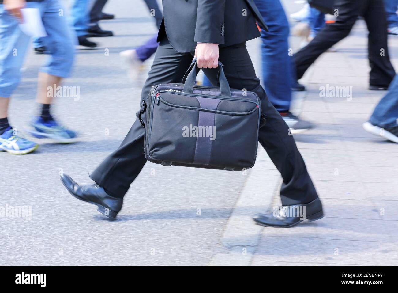 Geschäftsmann mit Aktentasche in Eile Stockfoto