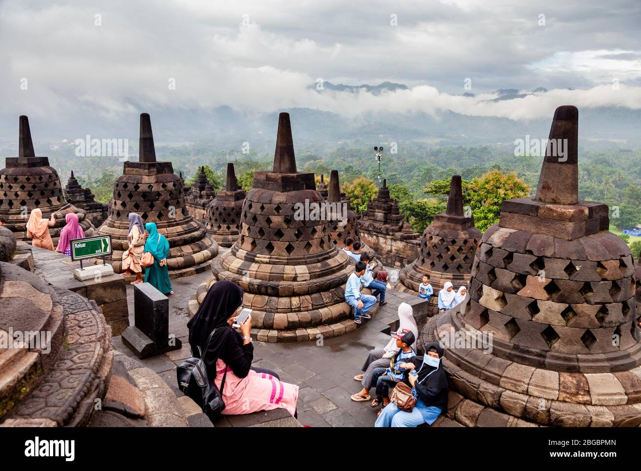 Indonesische Hausbesucher Im Borobudur Tempel, Yogyakarta, Zentral-Java, Indonesien Stockfoto