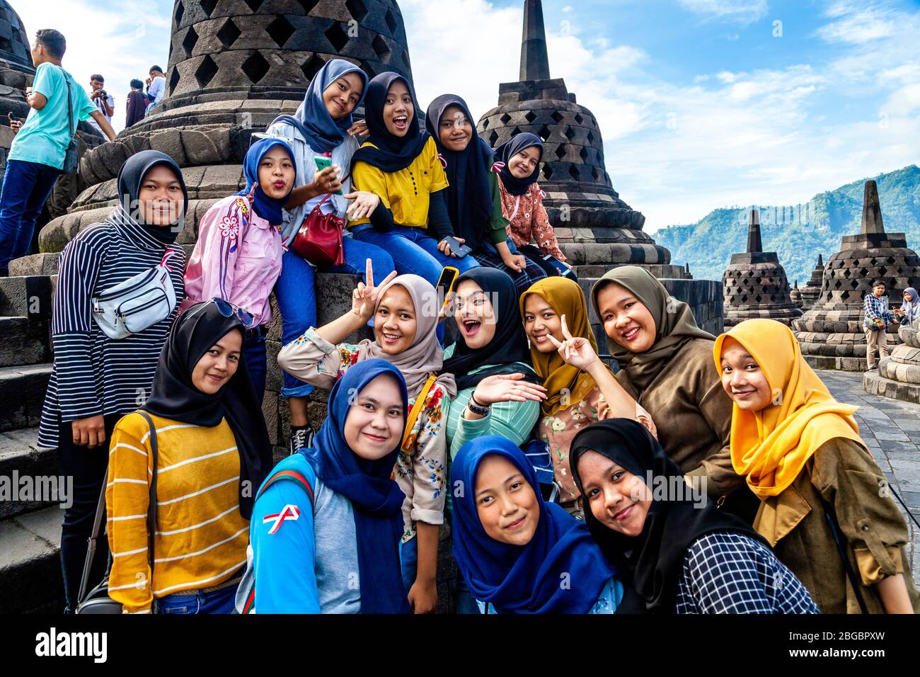 Junge indonesische Besucherinnen posieren für EIN Foto im Borobudur Tempel, Yogyakarta, Zentral-Java, Indonesien Stockfoto