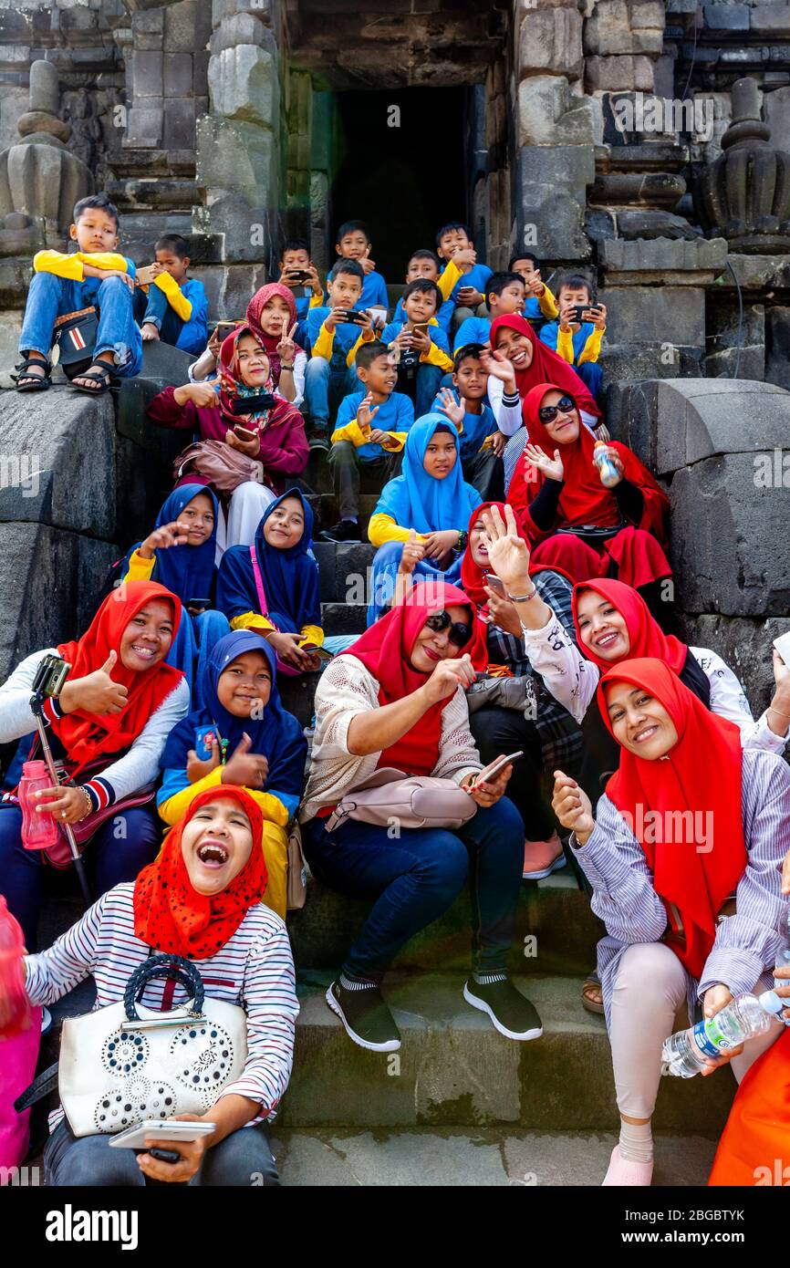 Eine Gruppe indonesischer Besucher in den Prambanan Temple Compounds, Yogyakarta, Zentraljava, Indonesien. Stockfoto