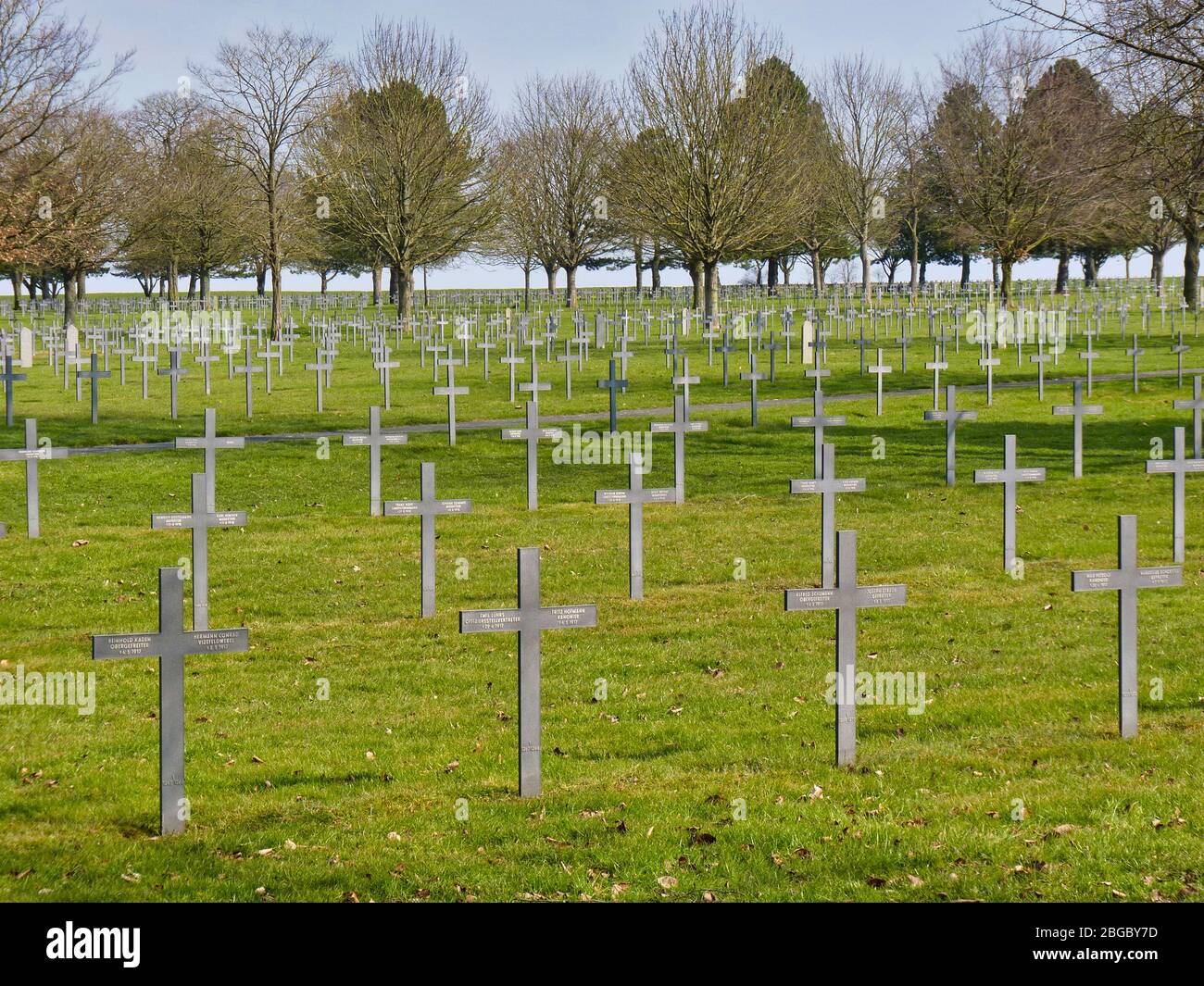 An einem kalten Wintertag wurden Gräberreihen deutscher Soldaten des 1. Weltkriegs mit grauen Kreuzen auf dem deutschen Kriegsfriedhof Neuville-St Vaast in Frankreich aufgenommen Stockfoto