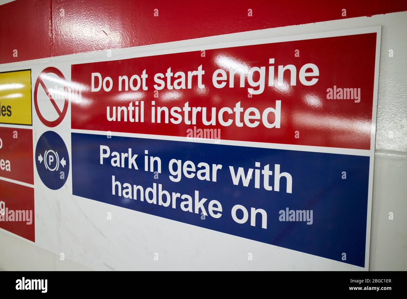 Warnschilder und Anweisungen für Autofahrer auf Fahrzeugdeck an Bord der neuen stena edda Fähre auf der belfast liverpool Fährroute Nordirland Stockfoto