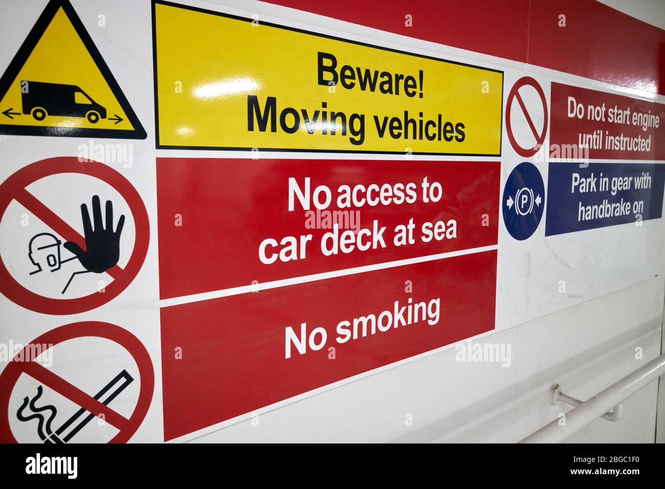Warnschilder an Fahrzeugdeck an Bord der neuen stena edda Fähre auf der belfast liverpool Fährroute Nordirland uk inklusive Rauchen und No Stockfoto