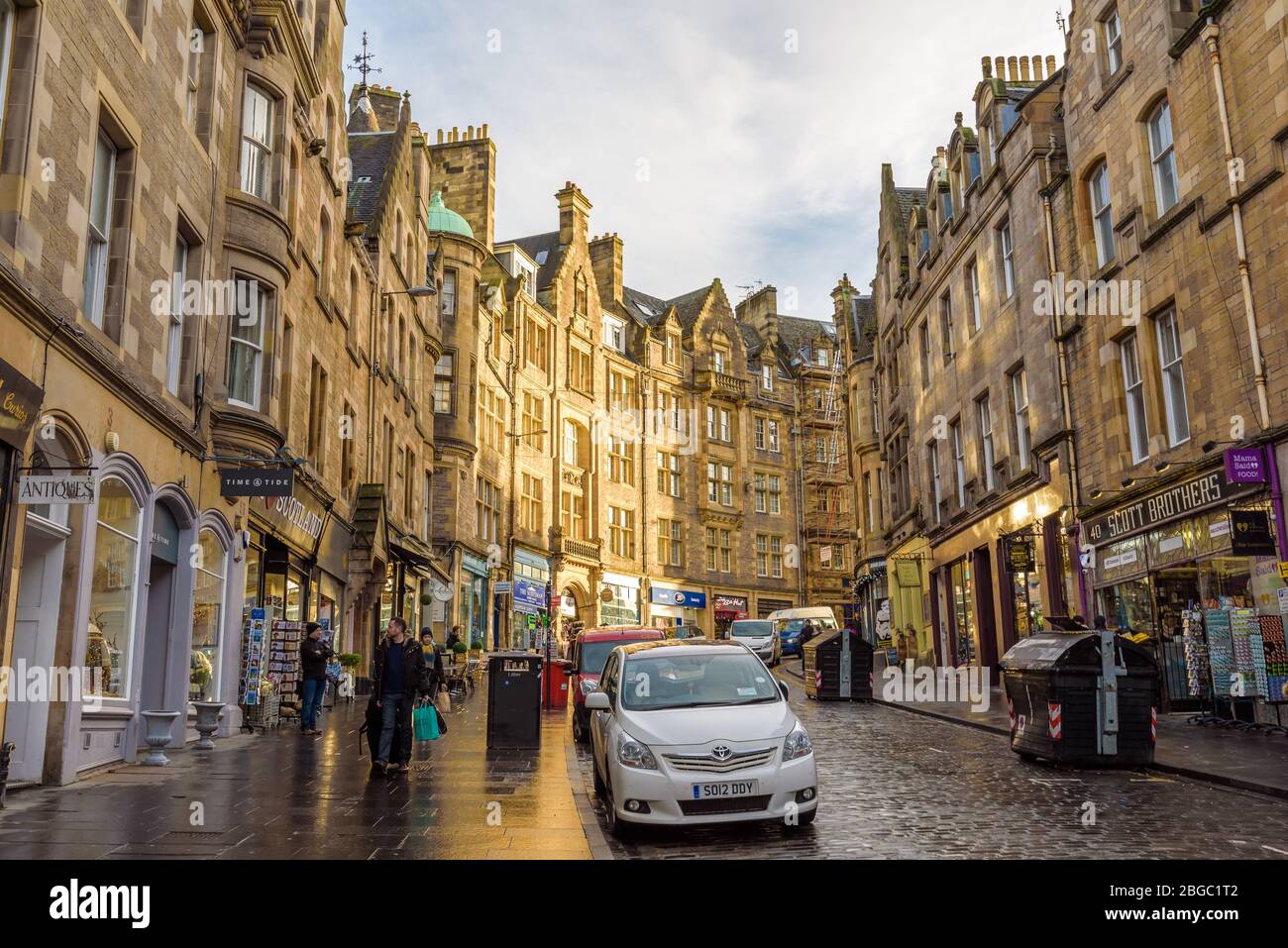 Blick auf die Cockburn Street, eine malerische Straße in Edinburghs Altstadt, die als Serpentine-Verbindung von der High Street zur Waverley Station, Schottland, entstand. Stockfoto