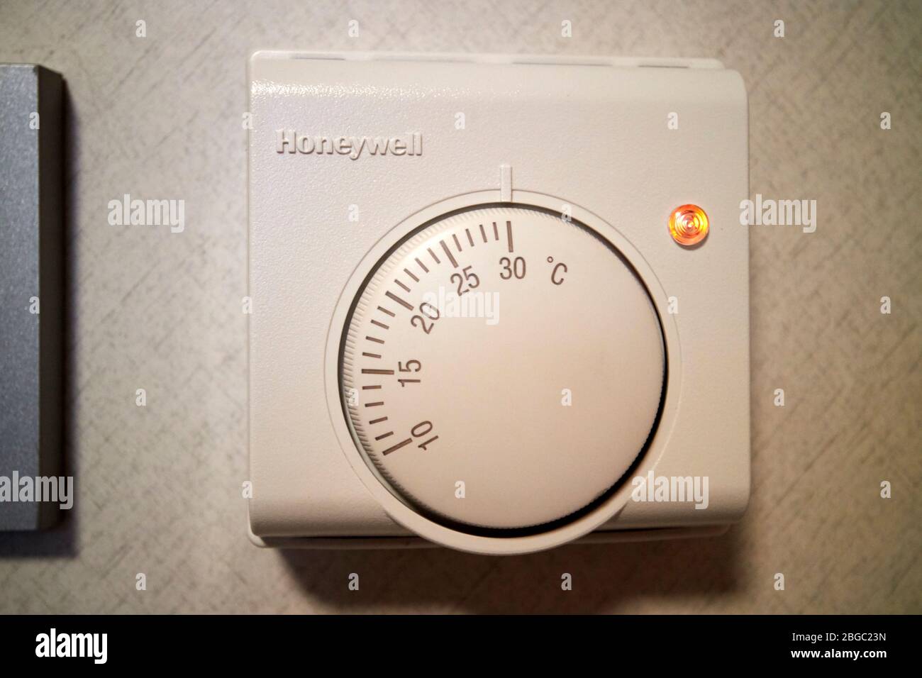 honeywell Thermostat Heizung Regler zeigt 30C dreißig Grad zentrigrade  Stockfotografie - Alamy