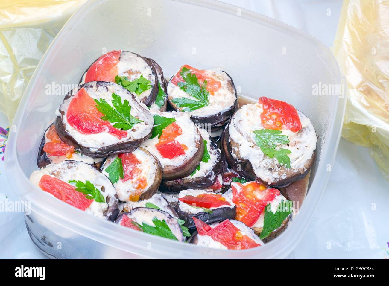 Gebratene Auberginen in Mayonnaise mit Knoblauch und roten Fisch Stockfoto
