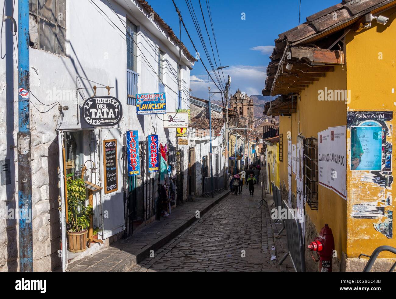 Cafés und Geschäfte auf Kopfsteinpflasterstraße, die zur Plaza De Armas in der Stadt Cusco, Peru führt Stockfoto