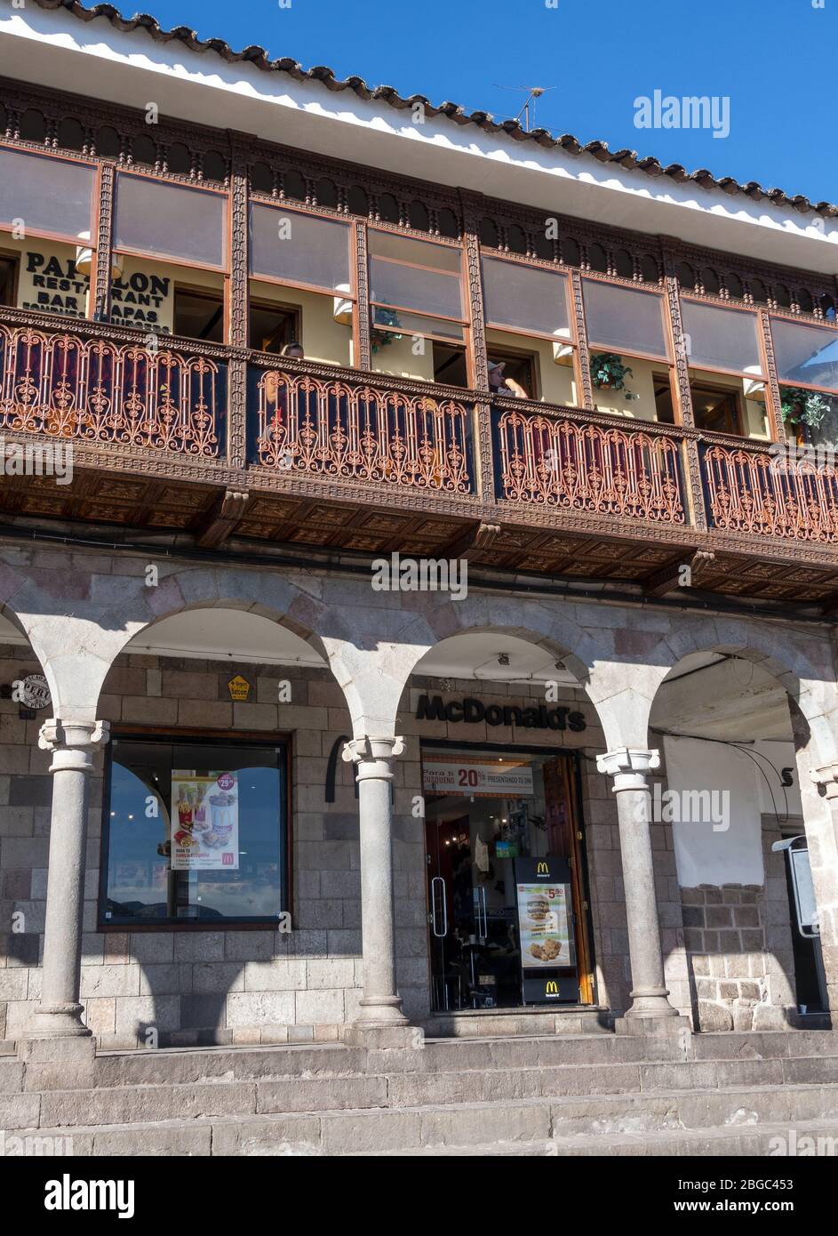 Dekorative geschnitzte Holzbalkon aus der spanischen Kolonialzeit in der Stadt Cusco, Peru Stockfoto