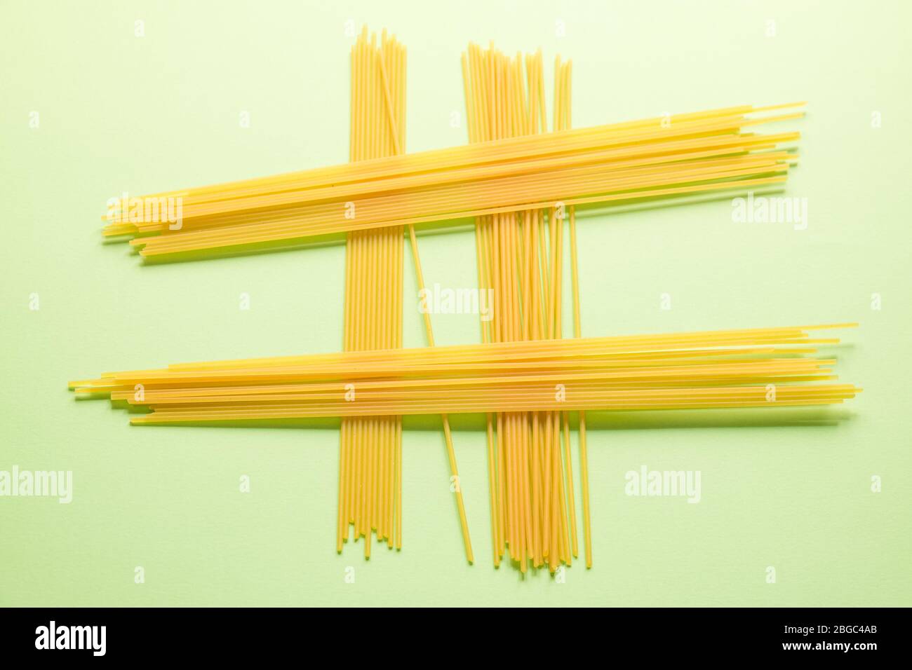 Kreative Komposition, vier italienische Pasta-Bouquets bilden das Symbol des Hashtags. Stockfoto