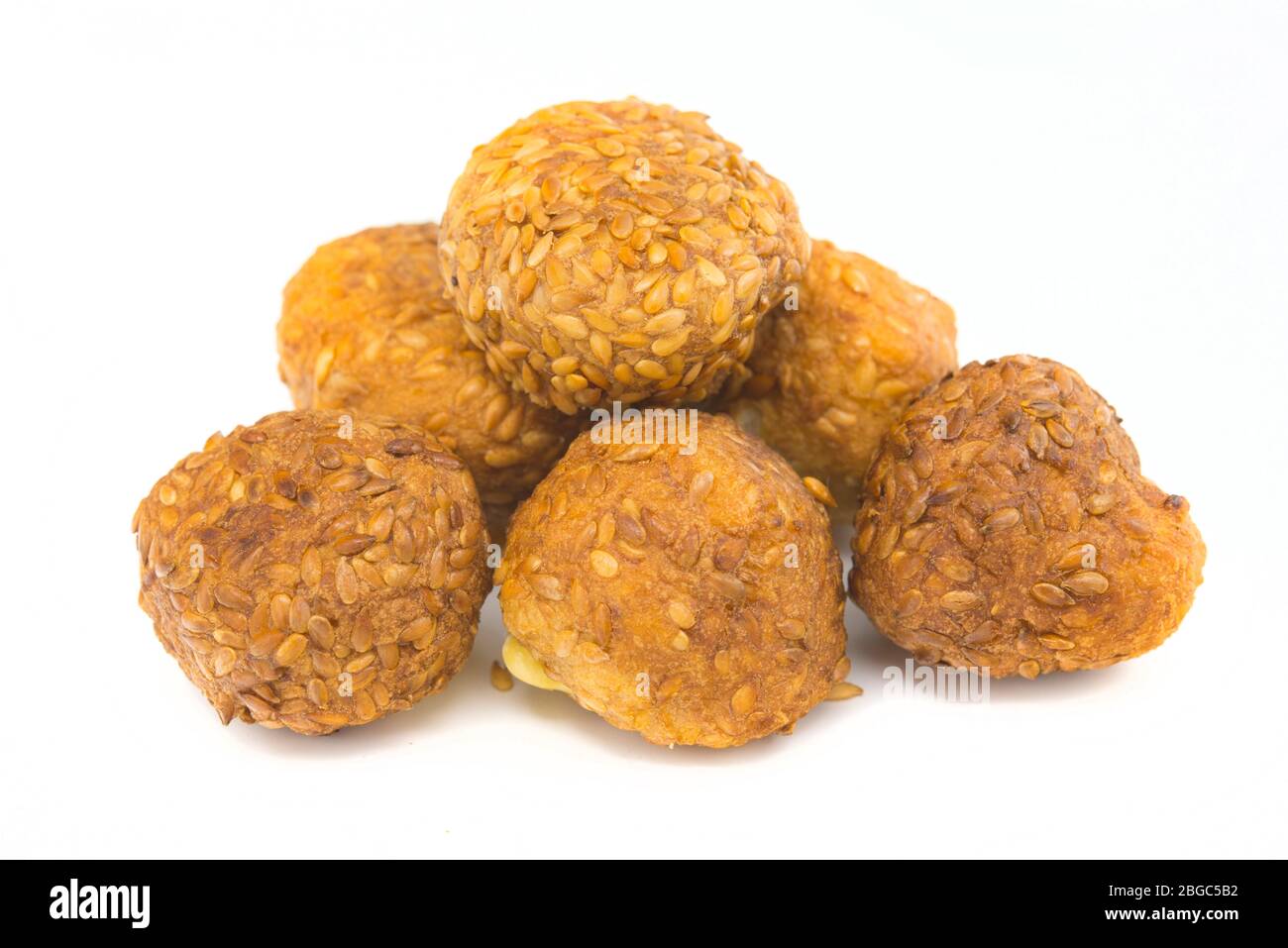 Til ke laddu ist ein Grundnahrungsmittel süß in vielen indischen Haushalten im Winter Stockfoto