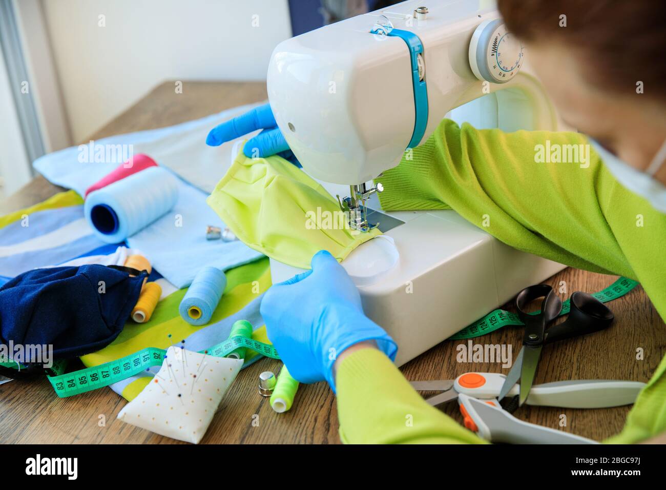 Mode Gesichtsmaske handgemacht aus Stoff Baumwolle. Hausgemachte Schutz textil Gesicht, Nase und Mund Maske gegen Virus . Nähen Schutzmaske bei ho Stockfoto